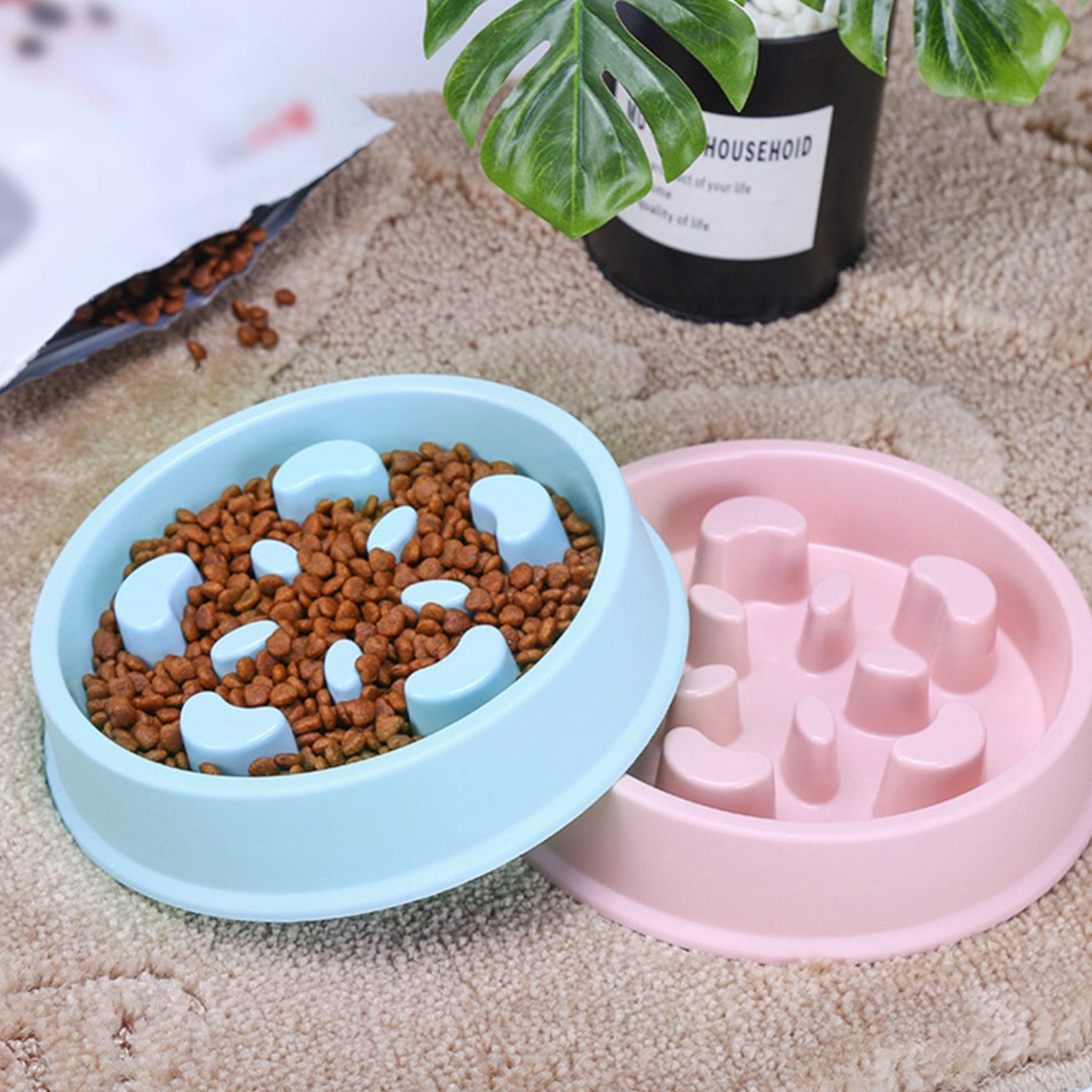 Roza in modra posoda z nasuto hrano