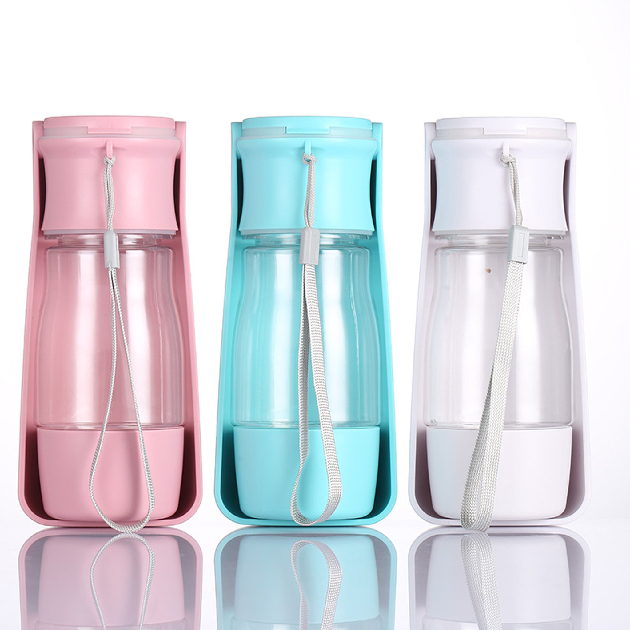 Vse tri barvne kombinacije steklenice postavljene druga poleg druge na belem ozadju