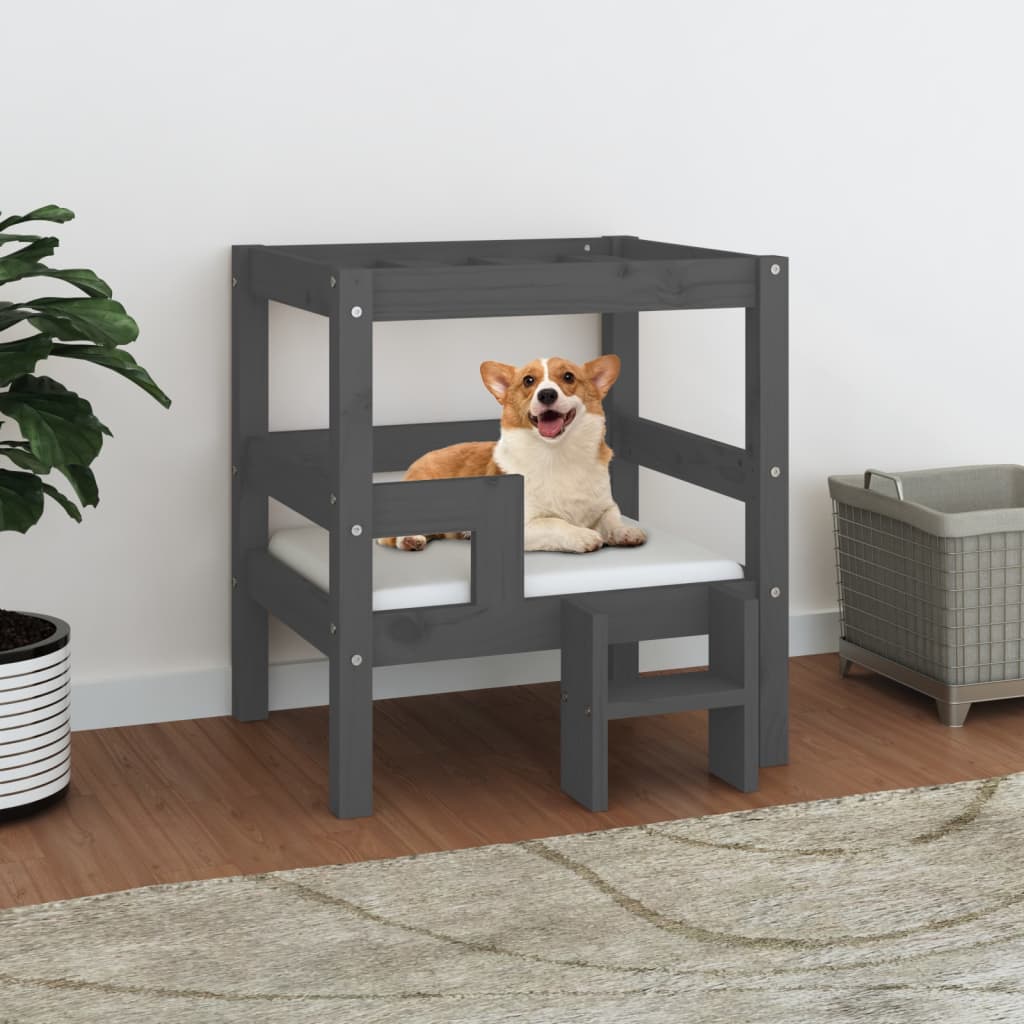 Elegantna lesena postelja za pse v sivi barvi.