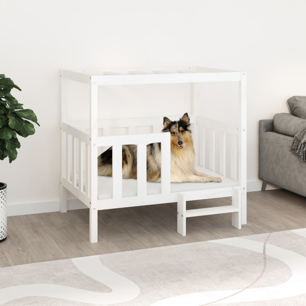 Elegantna lesena postelja za pse v beli barvi.